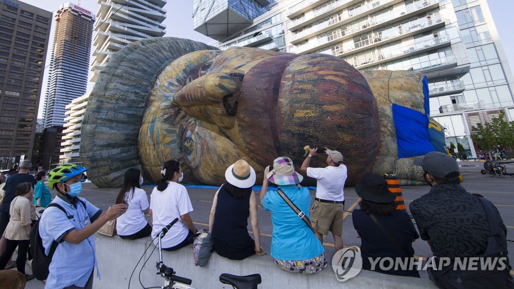 CANADA-TORONTO-VAN GOGH-HEAD-SHAPED-BALLOON
