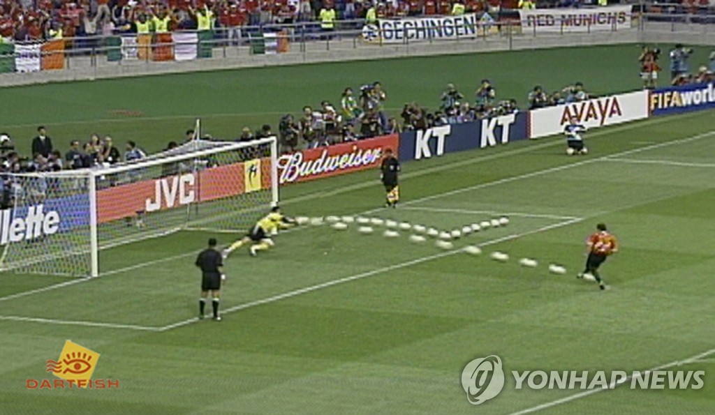 2002년 한일월드컵 8강전에서 호아킨의 승부차기 슛을 막아내는 이운재.