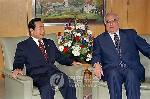 1995년 김영삼 당시 대통령과 대담하던 헬무트 콜 전 총리