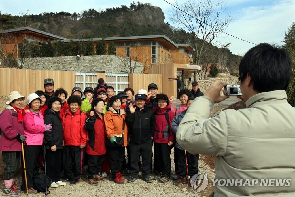 봉하마을 사저 앞 "김치"