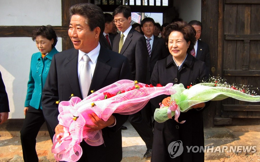 꽃다발 받은 노 前대통령 내외
