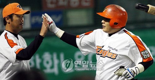 한화 이글스로 돌아올 예정인 장종훈(왼쪽) 코치. [연합뉴스 자료사진[