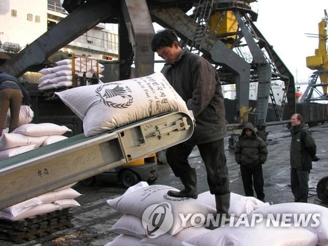 지난 2008년 WFP를 통해 북한에 지원된 식량 하역작업 모습