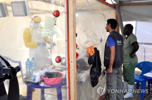 민주콩고서 에볼라 환자를 치료하는 의료진