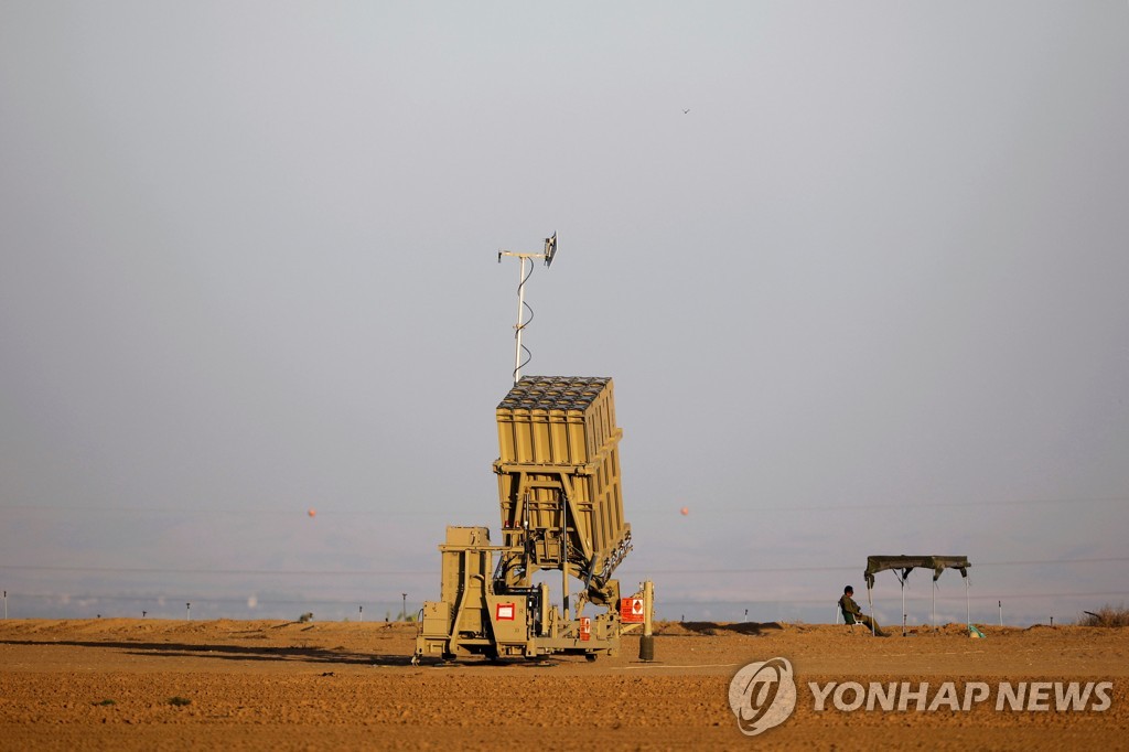 중심가에 배치된 아이언 돔 로켓 요격용 배터리