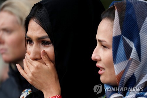 총격 테러 현장에서 눈물 흘리는 여성들