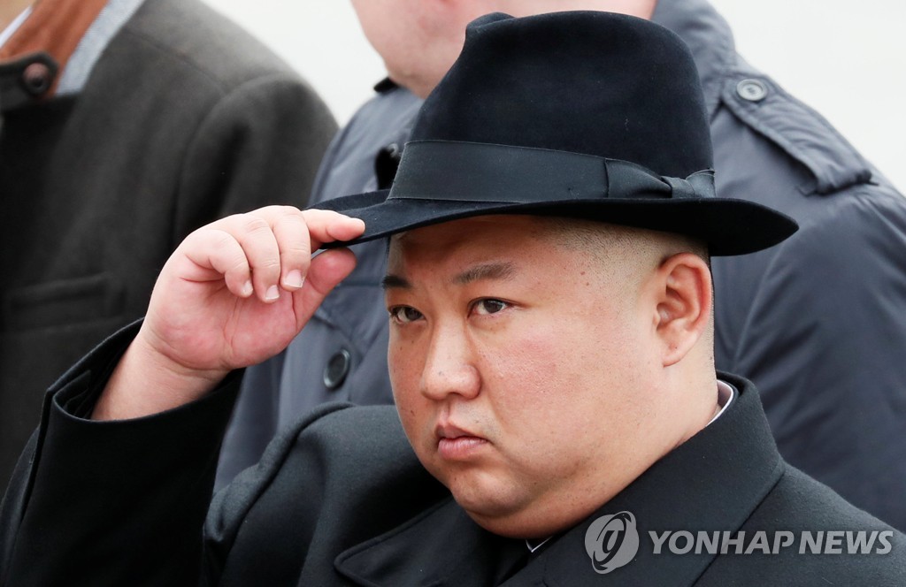 김정은, 러 전몰용사 추모시설 헌화