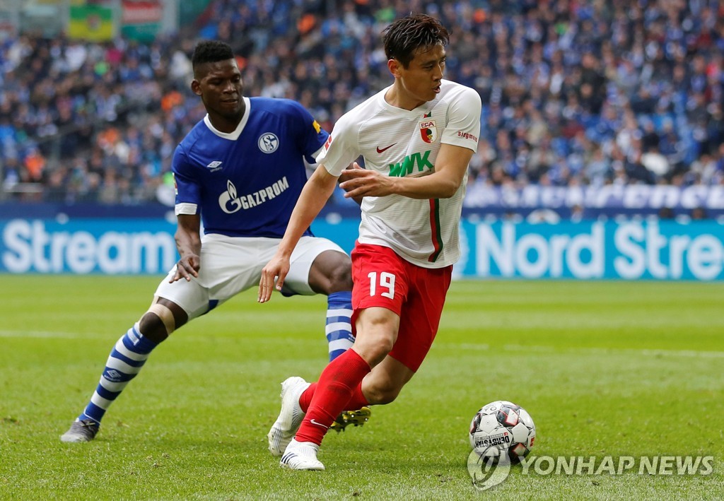 In this Reuters file photo from May 5, 2019, Koo Ja-cheol of FC Augsburg (R) battles Breel Embolo of Schalke 04 in a Bundesliga match at Veltins-Arena in Gelsenkirchen, Germany. (Yonhap)
