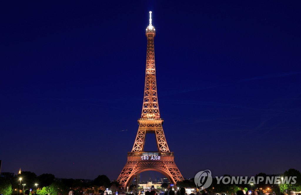 지난 15일 건립 130주년을 맞아 조명쇼를 하는 파리 에펠탑 [로이터=연합뉴스]
