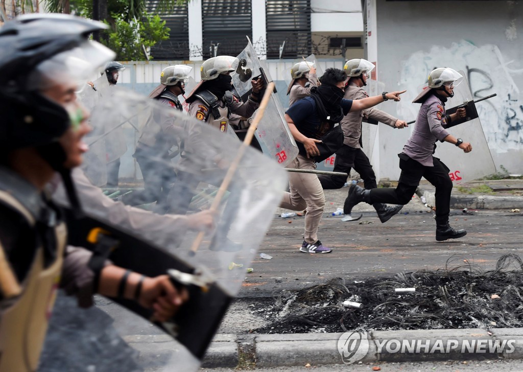 2019년 5월 22일 인도네시아 자카르타 시내 타나 아방 지역에서 경찰이 대선결과에 불복해 폭력시위를 벌이는 야권 지지자들을 진압하고 있다. [로이터=연합뉴스]