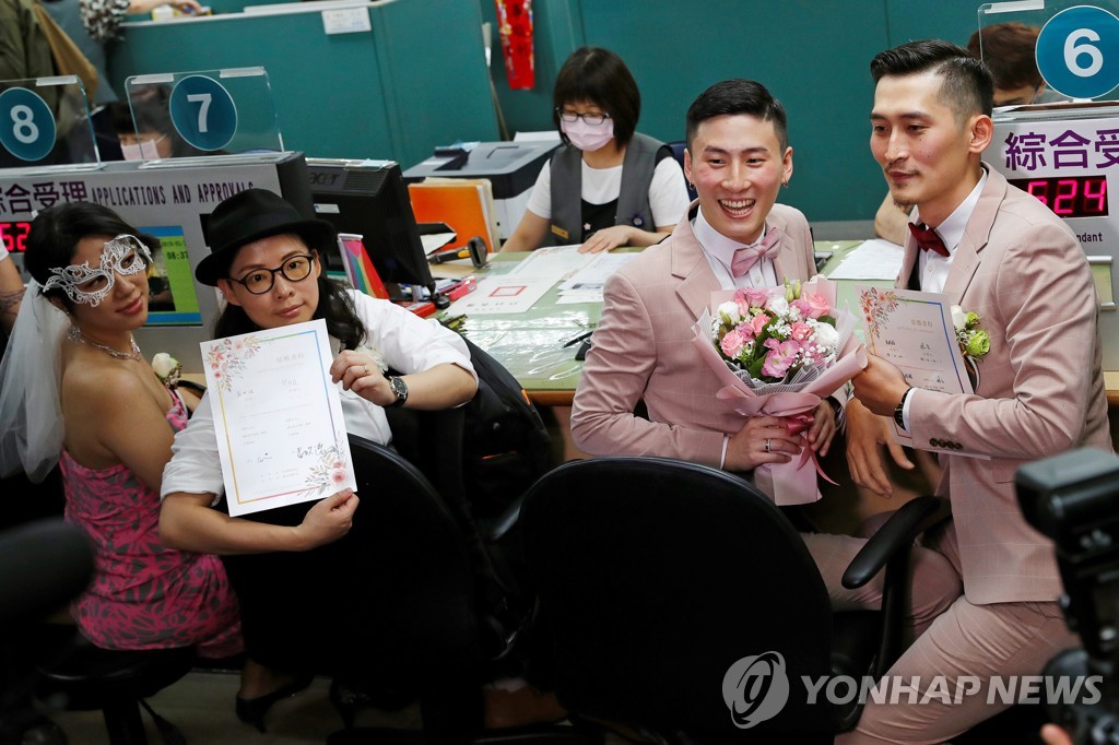 결혼등기 마친 동성 부부들
