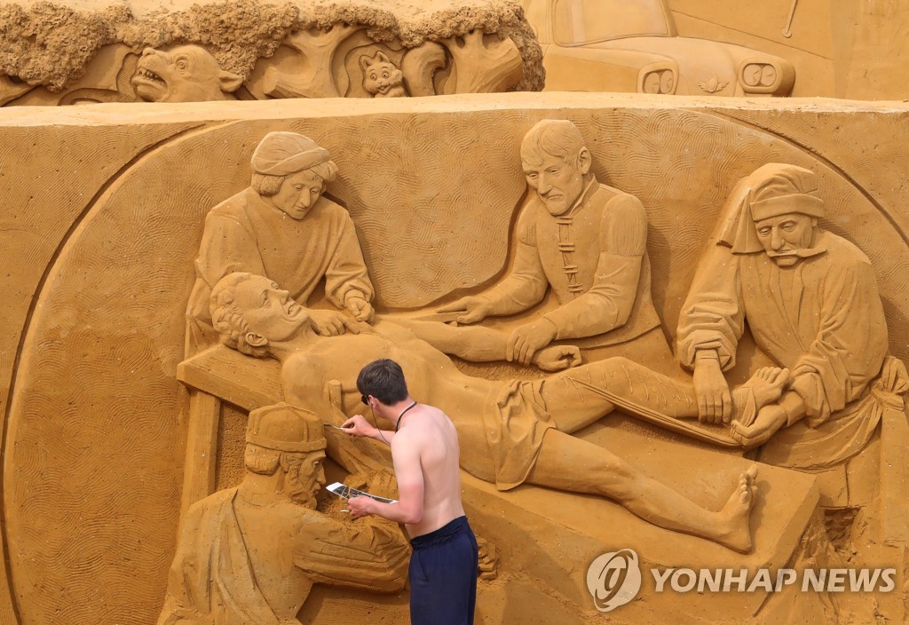 BELGIUM-ART/SAND SCULPTURES