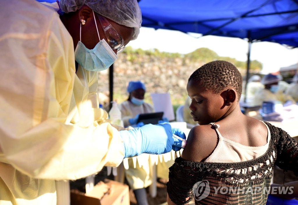 콩코민주공화국 고마에서 17일(현지시간) 한 어린이가 에볼라 백신을 맞고 있는 모습 [로이터=연합뉴스]
