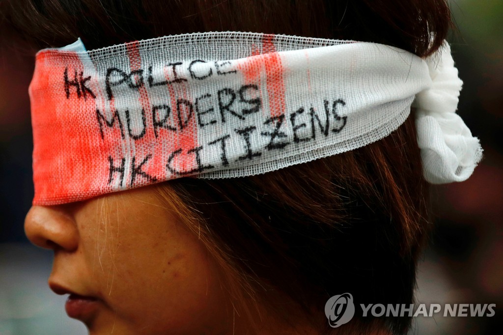 경찰의 강경 진압에 항의하는 홍콩 송환법 반대 시위대