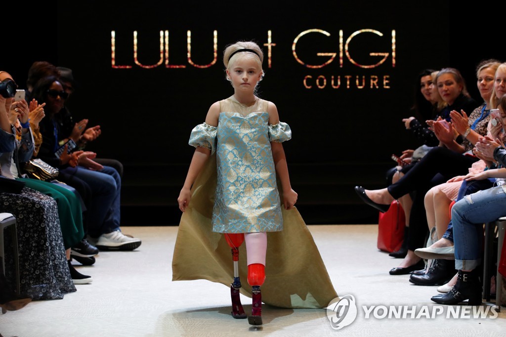 파리 패션위크에서 워킹 선보인 모델 데이지 메이 드미트리