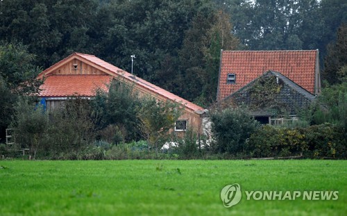 일가족이 발견된 네덜란드 드렌터 지역의 농가