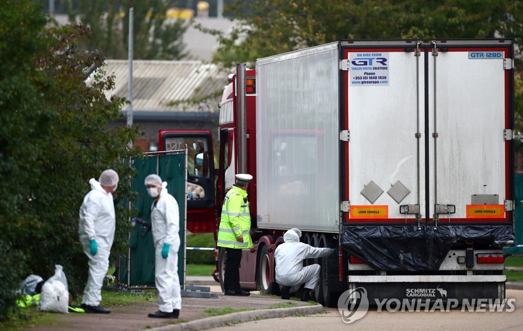 39구의 시신이 발견된 컨테이너 현장에서 조사 중인 영국 경찰 [로이터=연합뉴스]