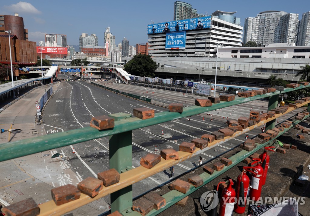 ′불안한 평온′ 홍콩시위 소강상태…일부 도로 통행 재개