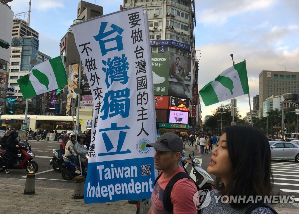 2019년 12월 14일 대만 타이베이 시내 상점가를 지나는 행인들. [로이터=연합뉴스자료사진]