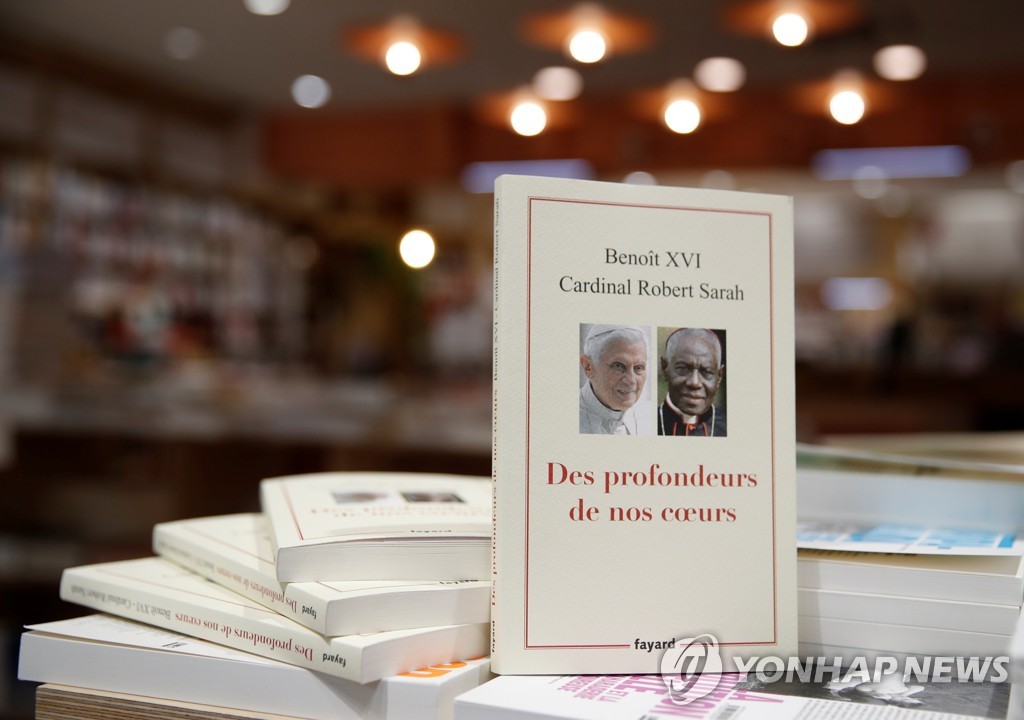 POPE-BENEDICT/BOOK-FRANCE