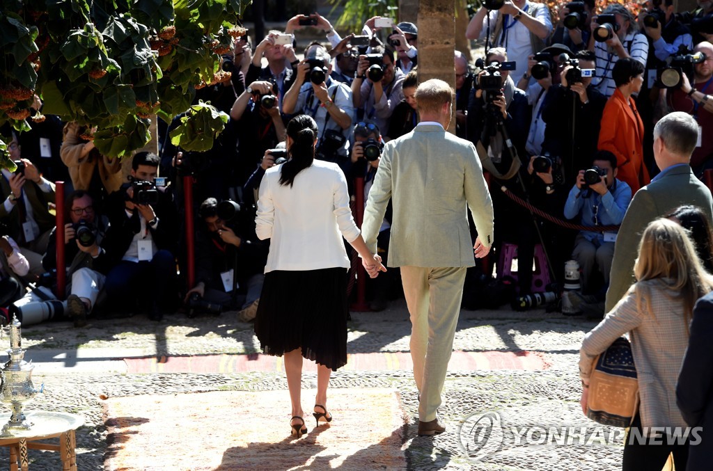 수많은 언론 카메라 앞에 선 해리 왕자 부부 [로이터=연합뉴스]