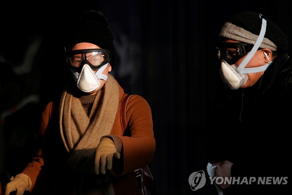 마스크를 쓴 승객들이 4일 상하이 기차역에서 걸어나오고 있다. [로이터=연합뉴스]