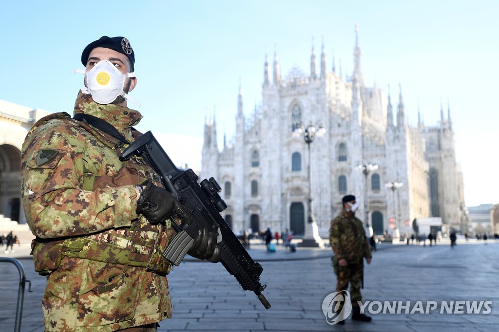 이탈리아 밀라노의 두오모 대성당 앞에서 경비를 서고 있는 마스크 쓴 군인. [로이터=연합뉴스]
