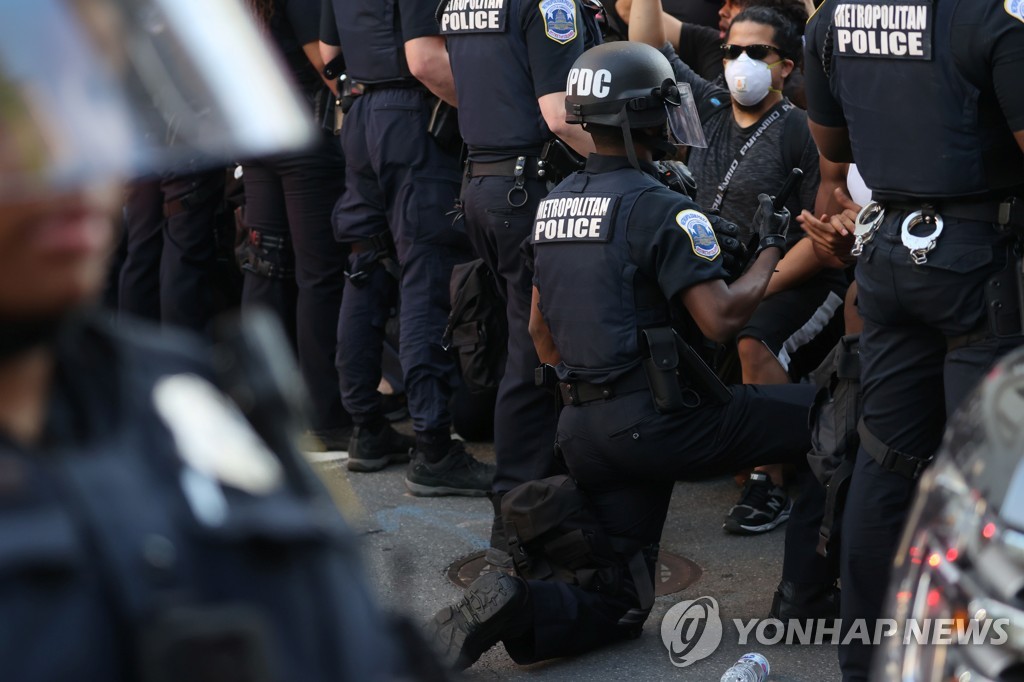 흑인사망 시위에 경찰관들도 무릎 꿇고 동참…"예상 못한 일"