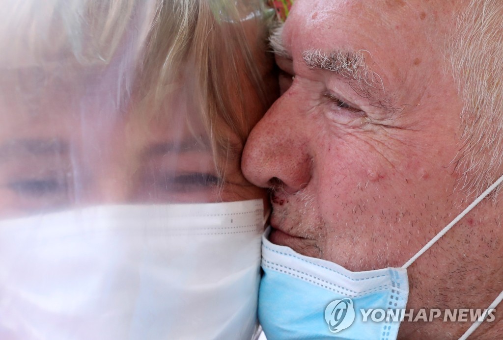 HEALTH-CORONAVIRUS/BELGIUM-HUGS
