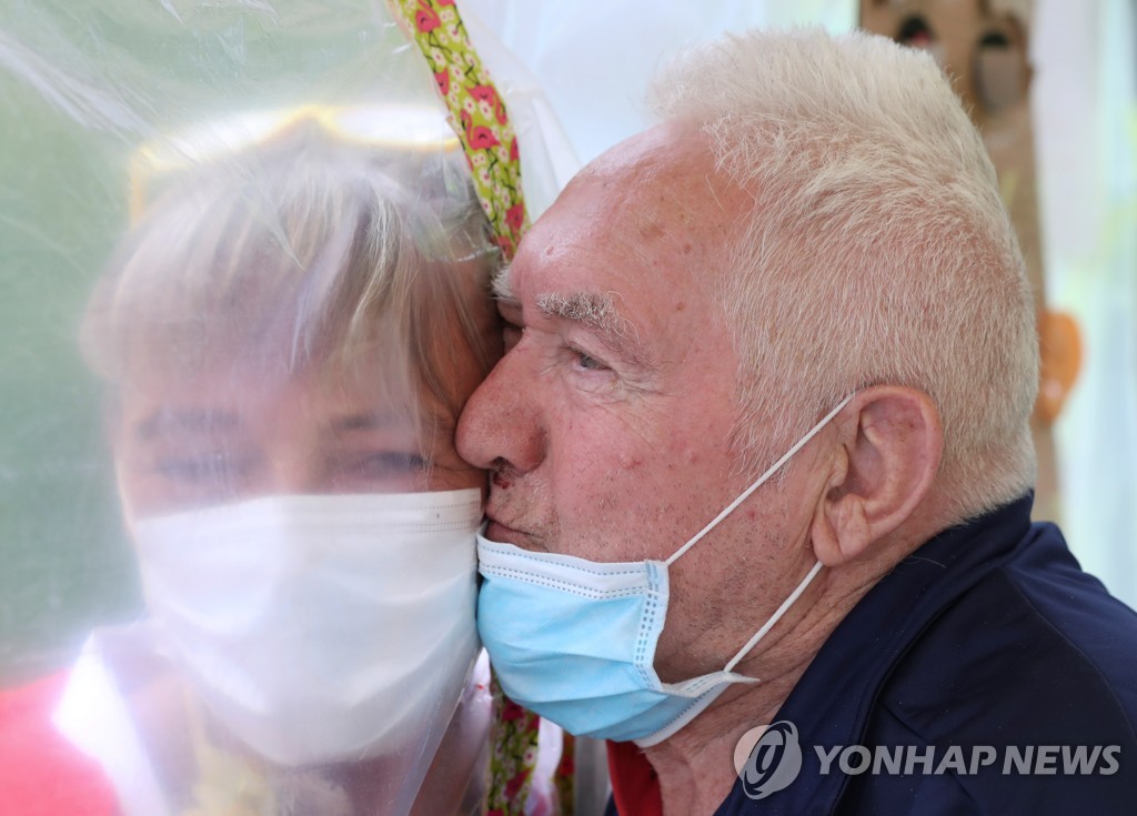 HEALTH-CORONAVIRUS/BELGIUM-HUGS