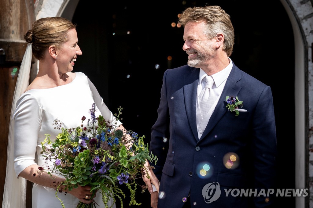 덴마크 총리, 두번 일정 변경 끝 마침내 결혼식
