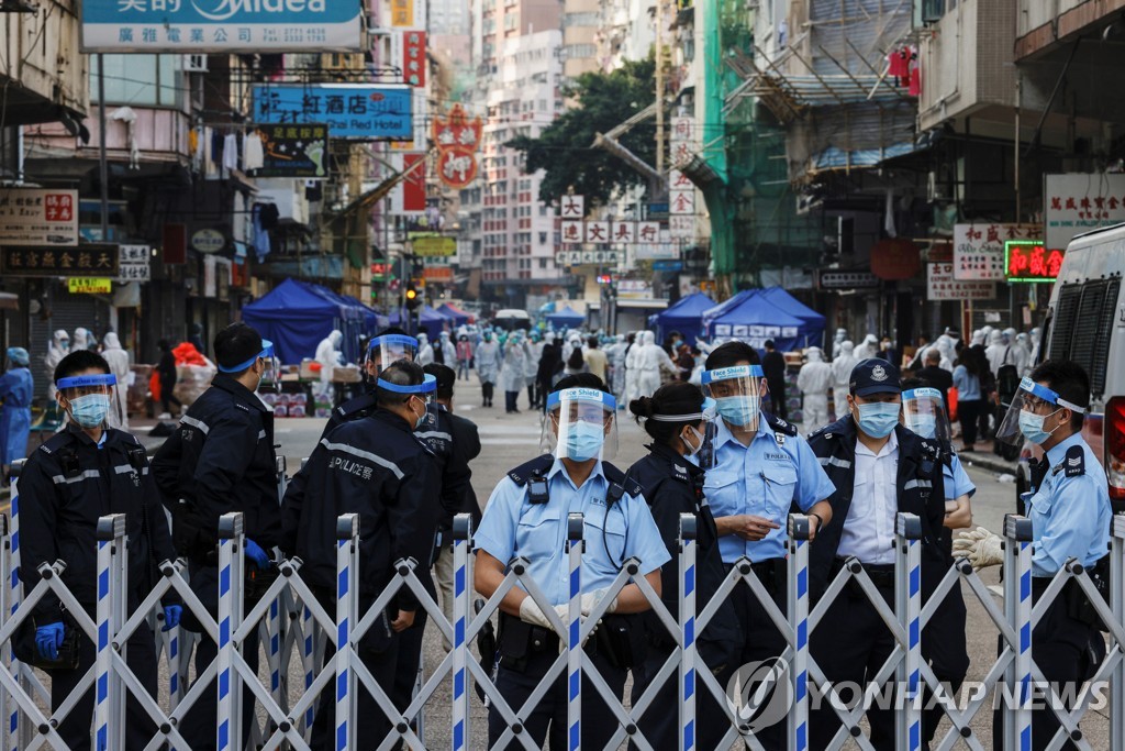 홍콩 건물 200개동·수만명 긴급 격리…초유의 강제 코로나 검사