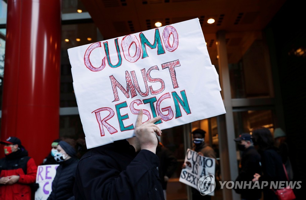 지난 2일(현지시간) 미국 뉴욕주 뉴욕시에서 한 시민이 쿠오모 주지사의 사퇴를 요구하는 팻말을 들고 있다.