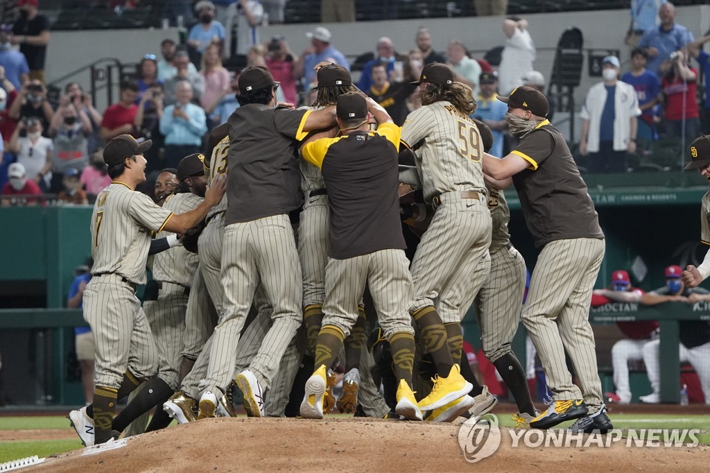 머스그로브 대기록 달성 축하하는 샌디에이고 선수단