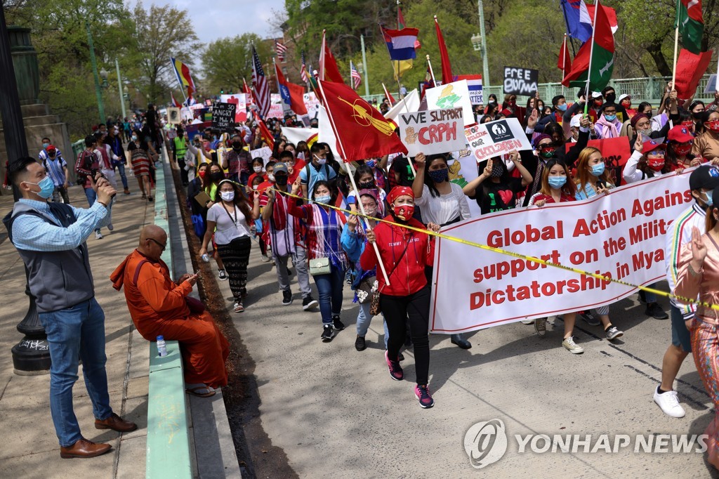 ′미얀마 대사관으로 행진′…워싱턴서 쿠데타 규탄 시위 