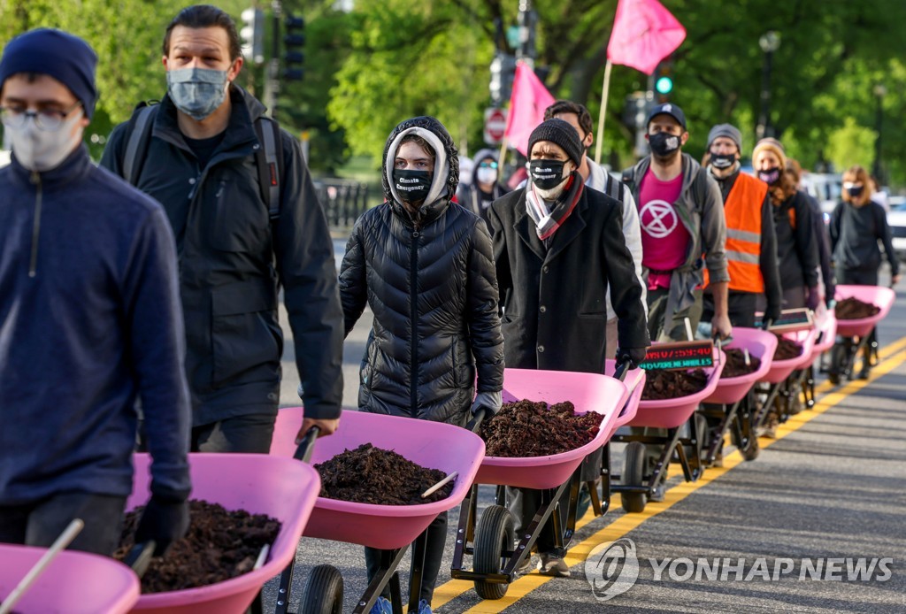 ′백악관 입구 두엄 투척′…미 환경단체, 정부 기후대책 규탄 