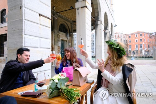 26일 오후(현지시간) 베네치아의 한 바에서 '아페리티보'(식전 주)를 즐기는 젊은이들. [로이터=연합뉴스]