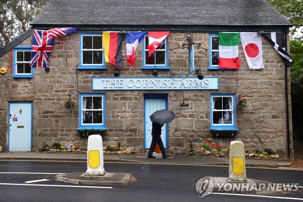 5일(현지시간) 잉글랜드 콘월 한 건물에 G7 국기가 나란히 걸려 있다.