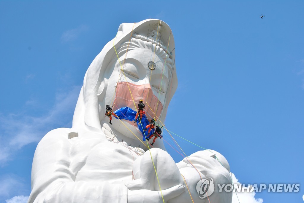 ′코로나19 종식 기원′…일 후쿠시마 마스크 불상