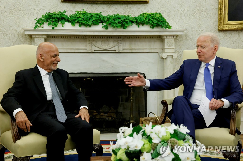 지난달 백악관에서 회동한 조 바이든 미국 대통령(오른쪽)과 아슈라프 가니 아프가니스탄 대통령 [로이터=연합뉴스 자료사진]
