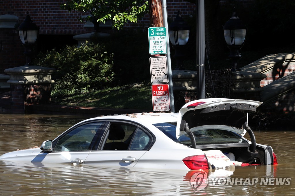 미국 뉴욕에서 홍수에 잠긴 자동차