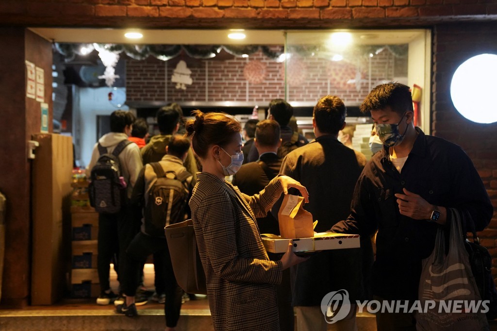 식당에서 테이크아웃으로 음식을 사는 홍콩 시민들