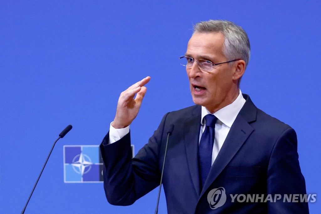 기자회견하는 나토 사무총장
