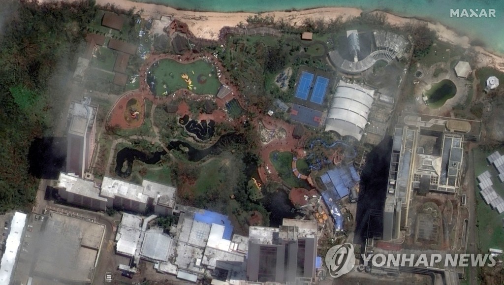 태풍 피해 입은 괌 리조트 호텔
