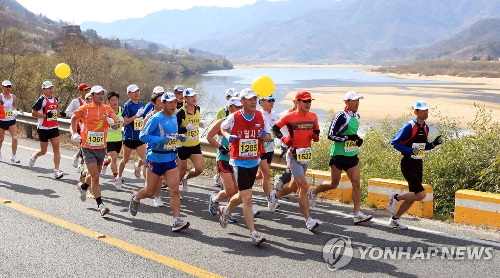 섬진강 꽃길 마라톤대회(연합뉴스 자료사진)