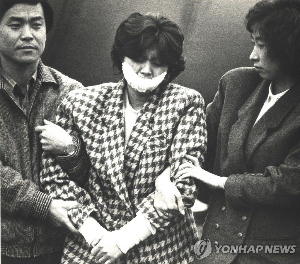 1987년 김포공항에서 압송되는 김현희