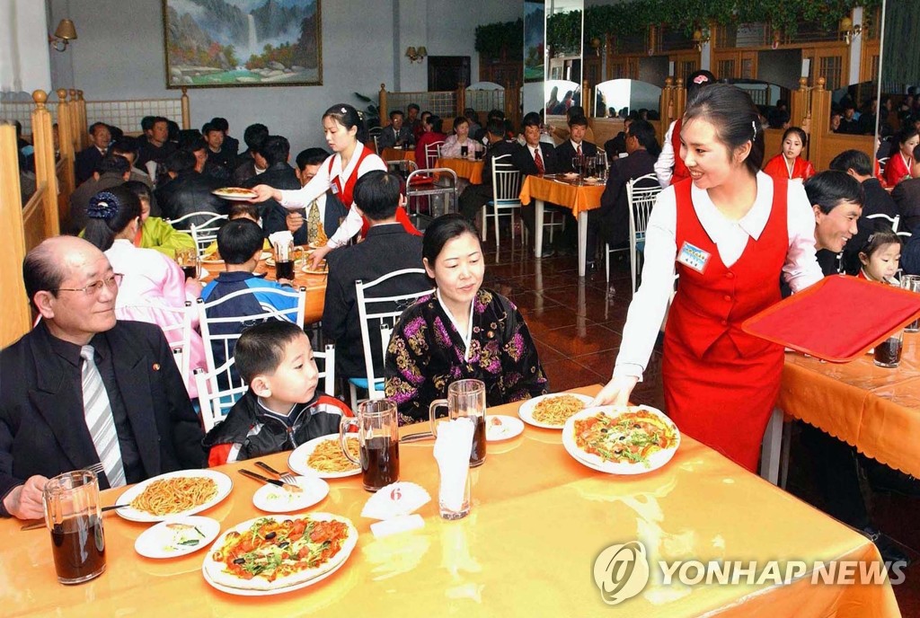 북한 평양 광복거리 이탈리아 요리 전문식당에서 주민들이 피자와 스파게티를 즐기고 있는 모습으로 조선중앙통신이 2009년 4월 보도했다. <<연합뉴스DB>>
