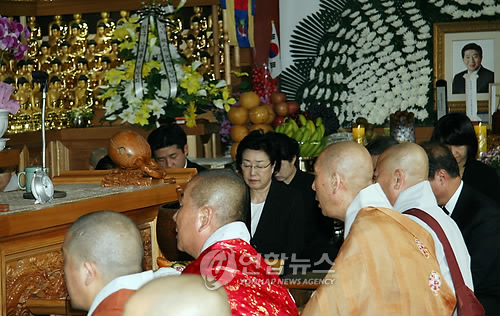 <盧서거 한달> 봉하마을 `추모 발길' 이어져 - 5