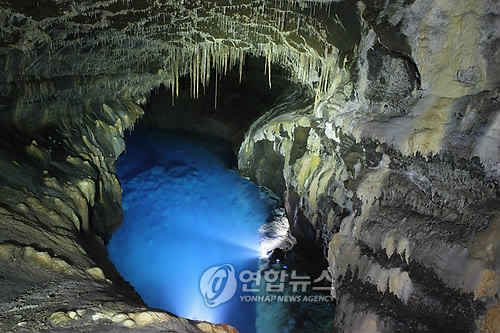제주 용천동굴 호수 탐사