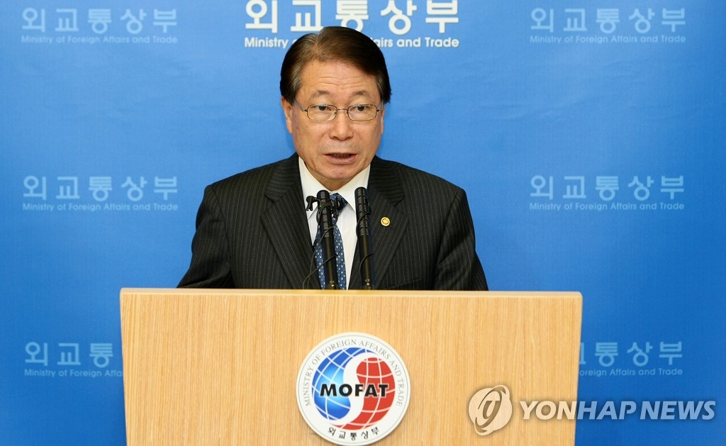 유 외교, 내.외신 정례브리핑